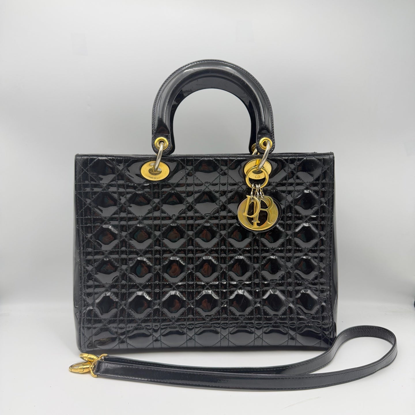 Dior Leather Black Dimensions: 32 x 25 x 12 cm (length x height x width); Shoulder strap length: 103–118 cm; Length from the top of the shoulder strap to the top of the bag: 50.5–58 cm. M0566OWCB_M900
