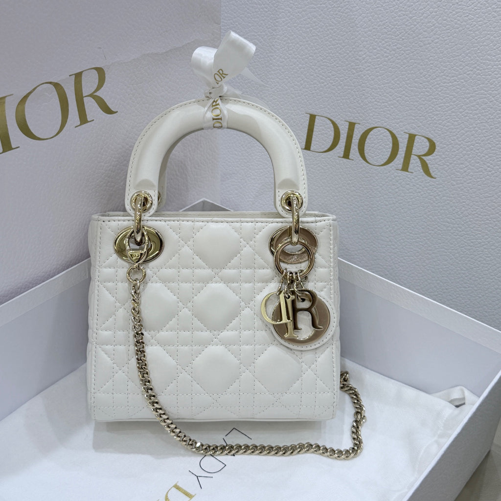 Dior Dimensions: 17 x 15 x 7 cm (length x height x width); strap length: 120 cm; length from the top of the strap to the top of the bag: 59 cm. M0505ONGE_M030