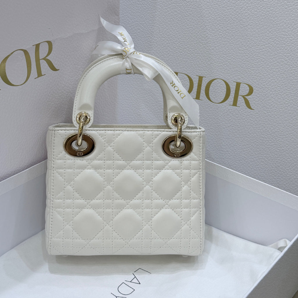Dior Dimensions: 17 x 15 x 7 cm (length x height x width); strap length: 120 cm; length from the top of the strap to the top of the bag: 59 cm. M0505ONGE_M030