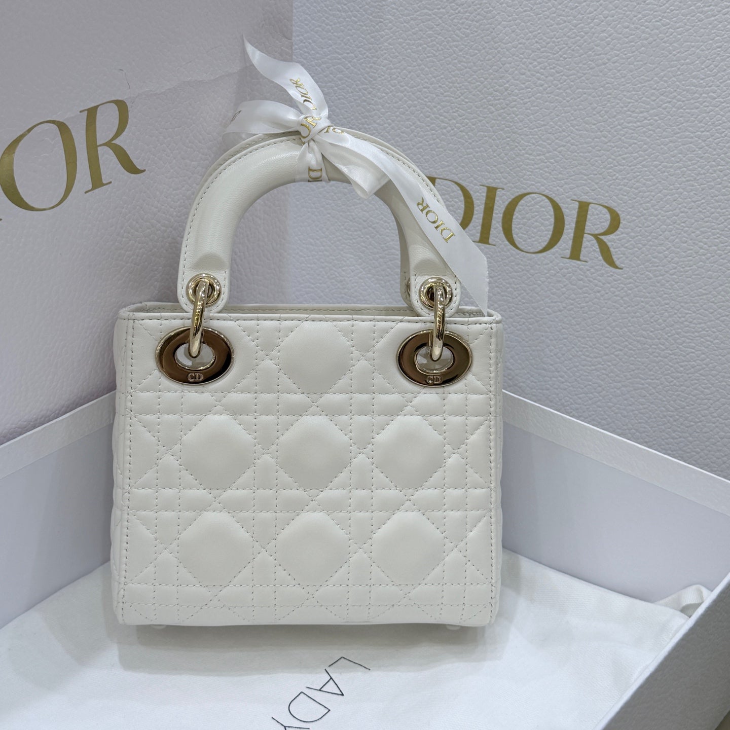 Dior Dimensions: 17 x 15 x 7 cm (length x height x width); strap length: 120 cm; length from the top of the strap to the top of the bag: 59 cm. M0505ONGE_M030