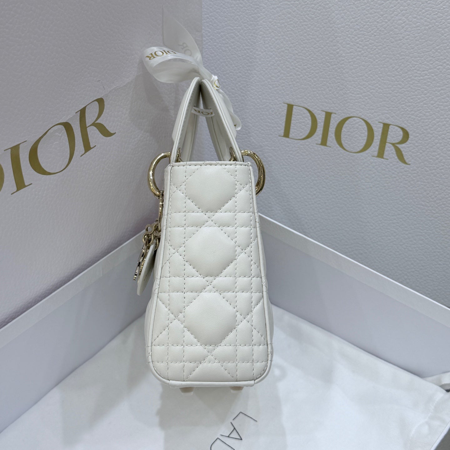 Dior Dimensions: 17 x 15 x 7 cm (length x height x width); strap length: 120 cm; length from the top of the strap to the top of the bag: 59 cm. M0505ONGE_M030