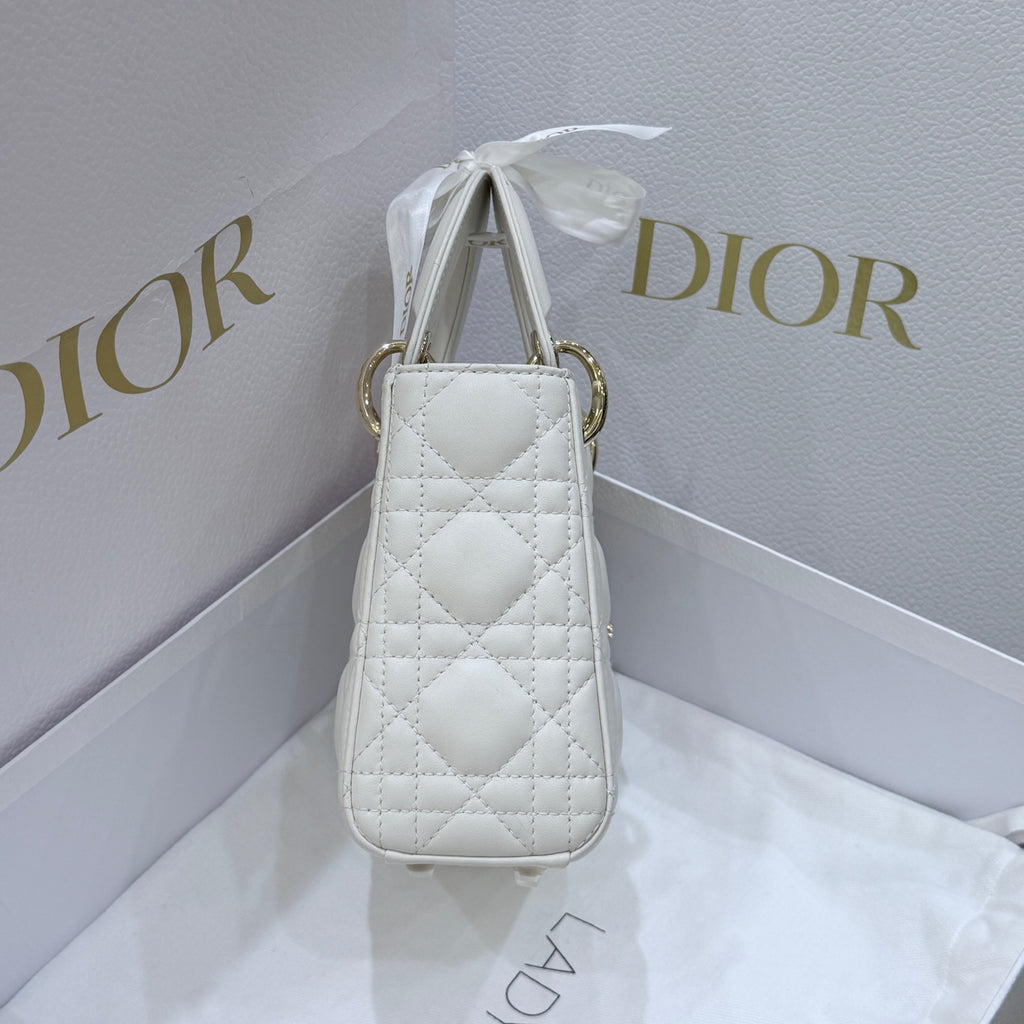 Dior Dimensions: 17 x 15 x 7 cm (length x height x width); strap length: 120 cm; length from the top of the strap to the top of the bag: 59 cm. M0505ONGE_M030