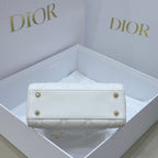 Dior Dimensions: 17 x 15 x 7 cm (length x height x width); strap length: 120 cm; length from the top of the strap to the top of the bag: 59 cm. M0505ONGE_M030