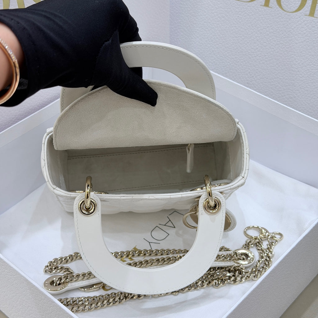 Dior Dimensions: 17 x 15 x 7 cm (length x height x width); strap length: 120 cm; length from the top of the strap to the top of the bag: 59 cm. M0505ONGE_M030