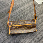 Louis Vuitton Canvas 25 x 15 x 8 M46999