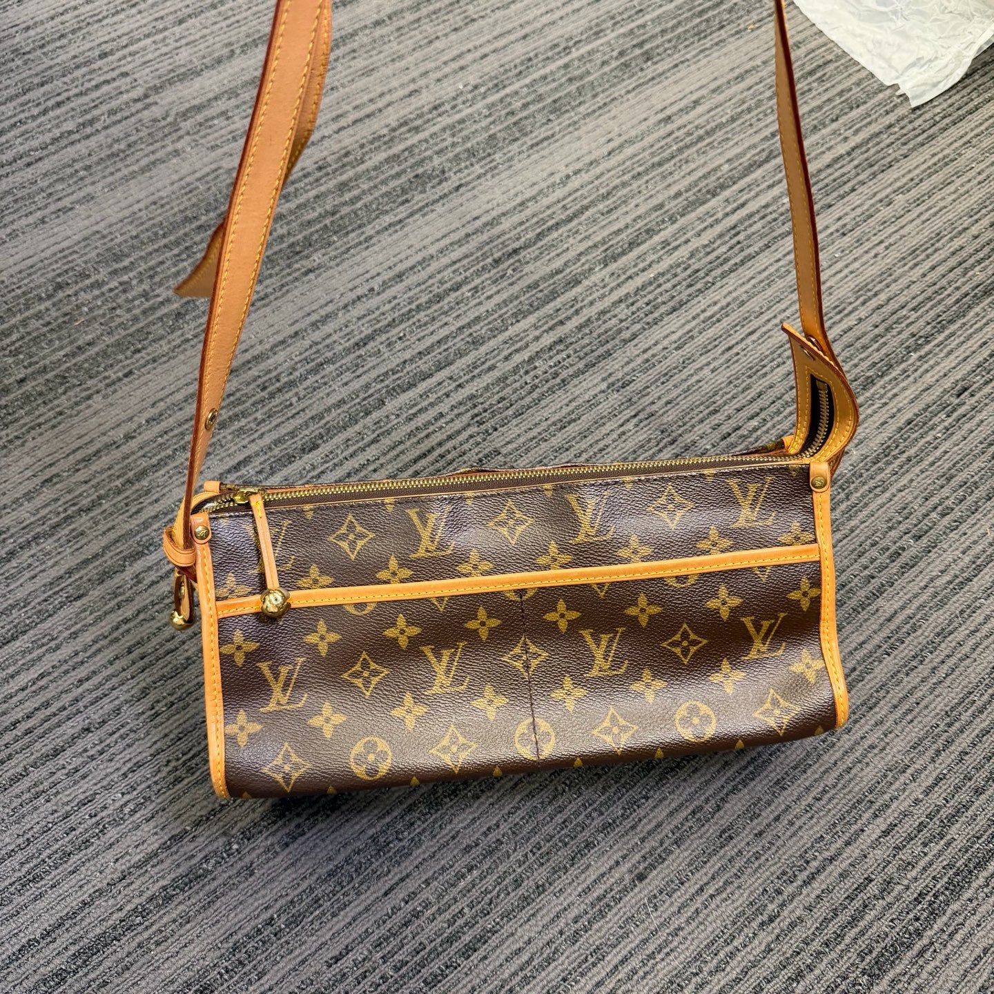 Louis Vuitton Canvas 25 x 15 x 8 M46999