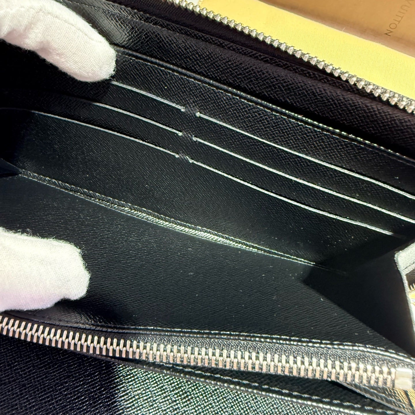 Louis Vuitton Black Clutch 21.0x12.0cm N63077