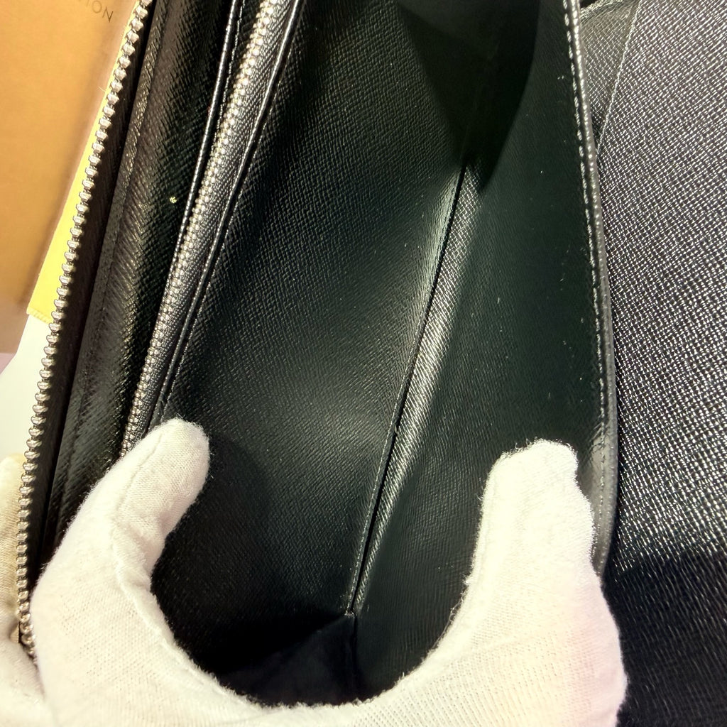 Louis Vuitton Black Clutch 21.0x12.0cm N63077