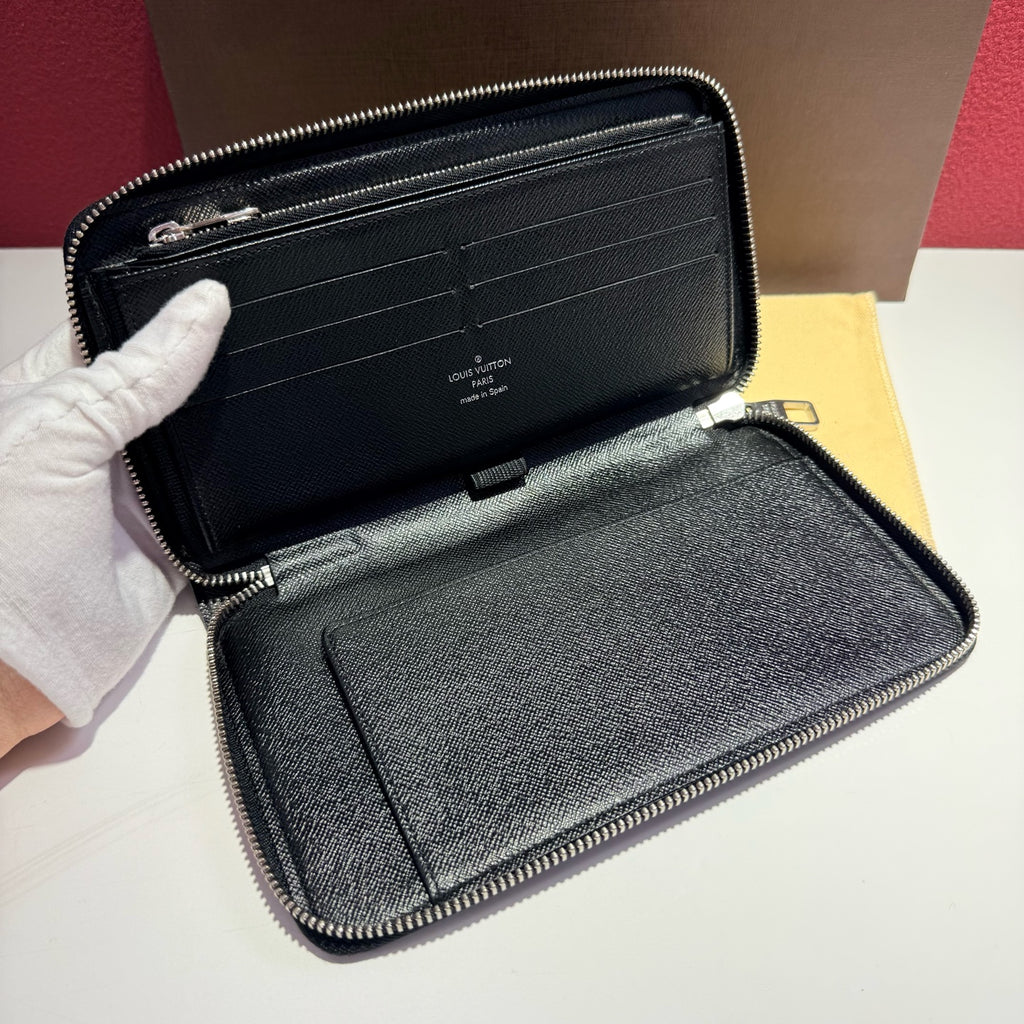 Louis Vuitton Black Clutch 21.0x12.0cm N63077
