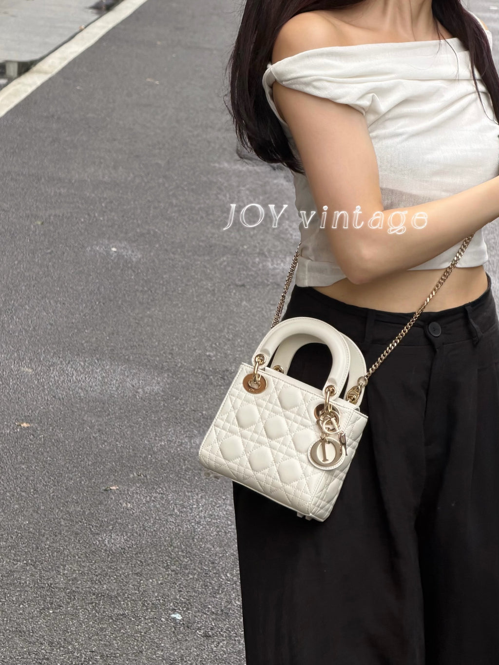 Dior Dimensions: 17 x 15 x 7 cm (length x height x width); strap length: 120 cm; length from the top of the strap to the top of the bag: 59 cm. M0505ONGE_M030