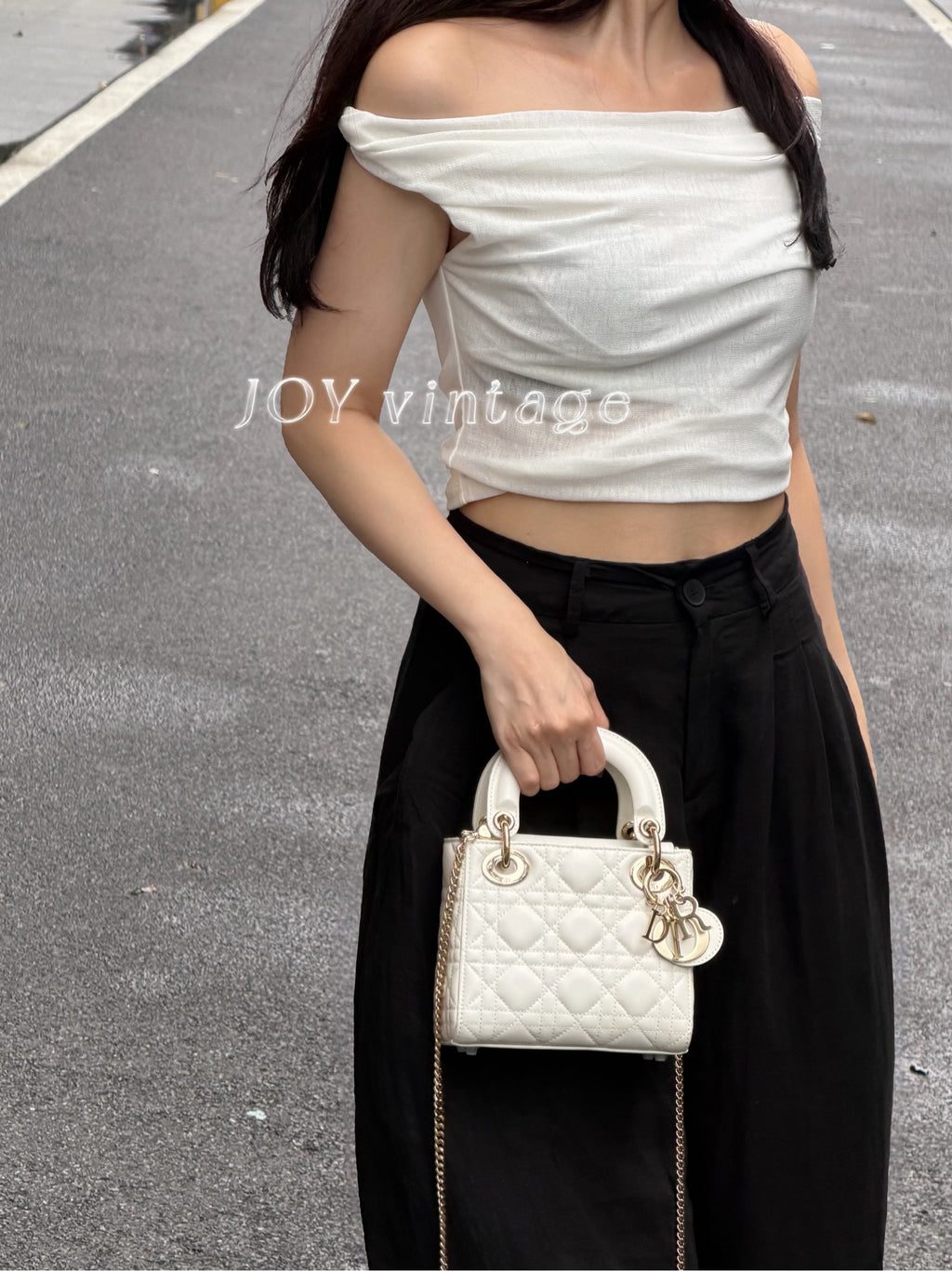 Dior Dimensions: 17 x 15 x 7 cm (length x height x width); strap length: 120 cm; length from the top of the strap to the top of the bag: 59 cm. M0505ONGE_M030