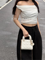 Dior Dimensions: 17 x 15 x 7 cm (length x height x width); strap length: 120 cm; length from the top of the strap to the top of the bag: 59 cm. M0505ONGE_M030