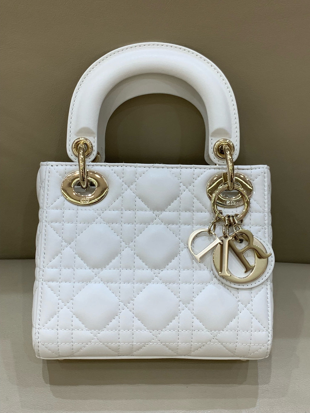 Dior Dimensions: 17 x 15 x 7 cm (length x height x width); strap length: 120 cm; length from the top of the strap to the top of the bag: 59 cm. M0505ONGE_M030