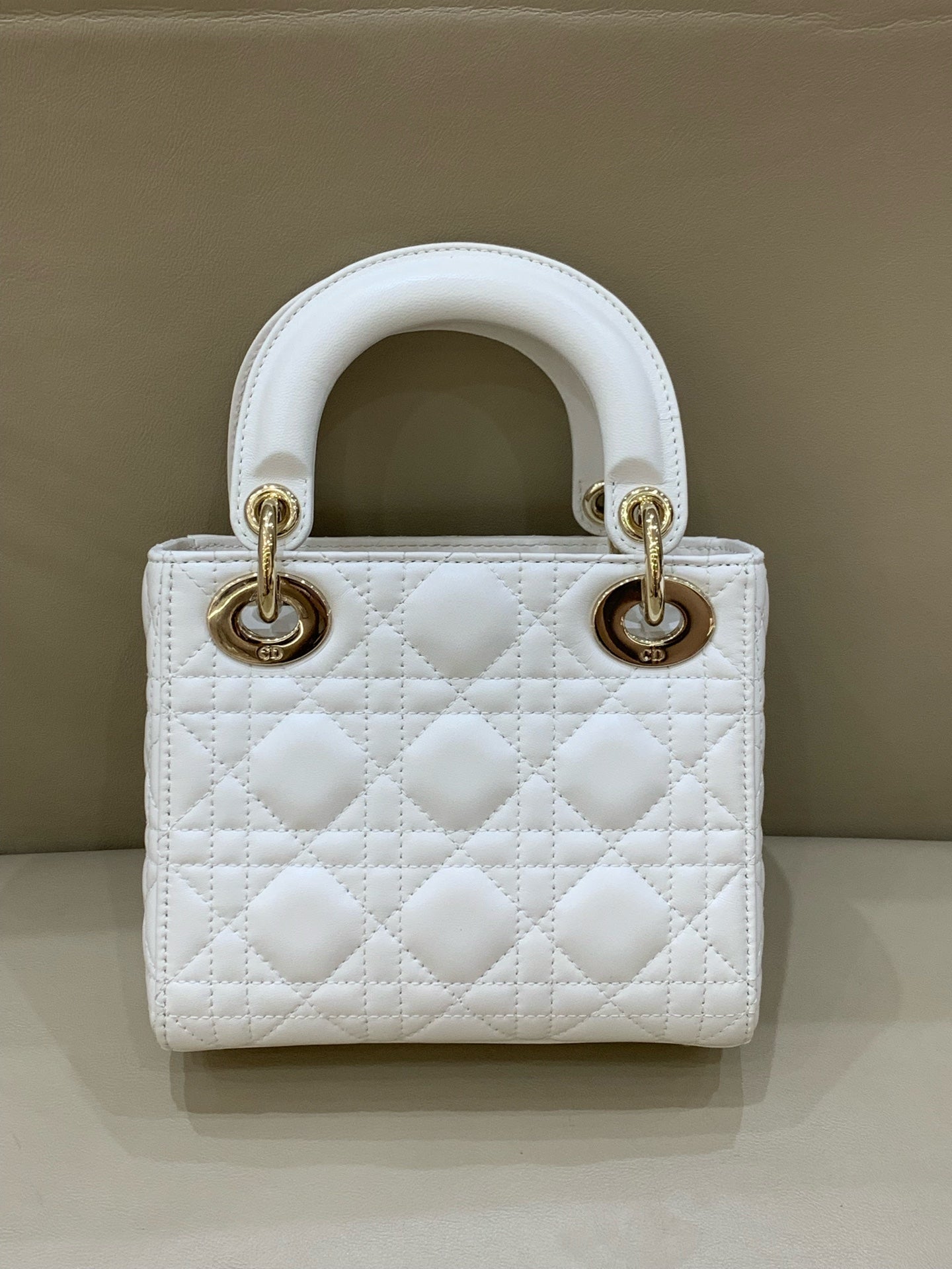Dior Dimensions: 17 x 15 x 7 cm (length x height x width); strap length: 120 cm; length from the top of the strap to the top of the bag: 59 cm. M0505ONGE_M030
