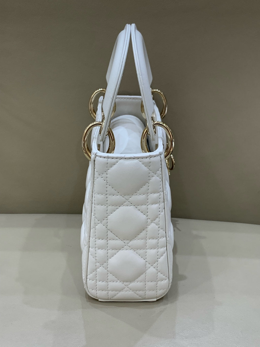 Dior Dimensions: 17 x 15 x 7 cm (length x height x width); strap length: 120 cm; length from the top of the strap to the top of the bag: 59 cm. M0505ONGE_M030