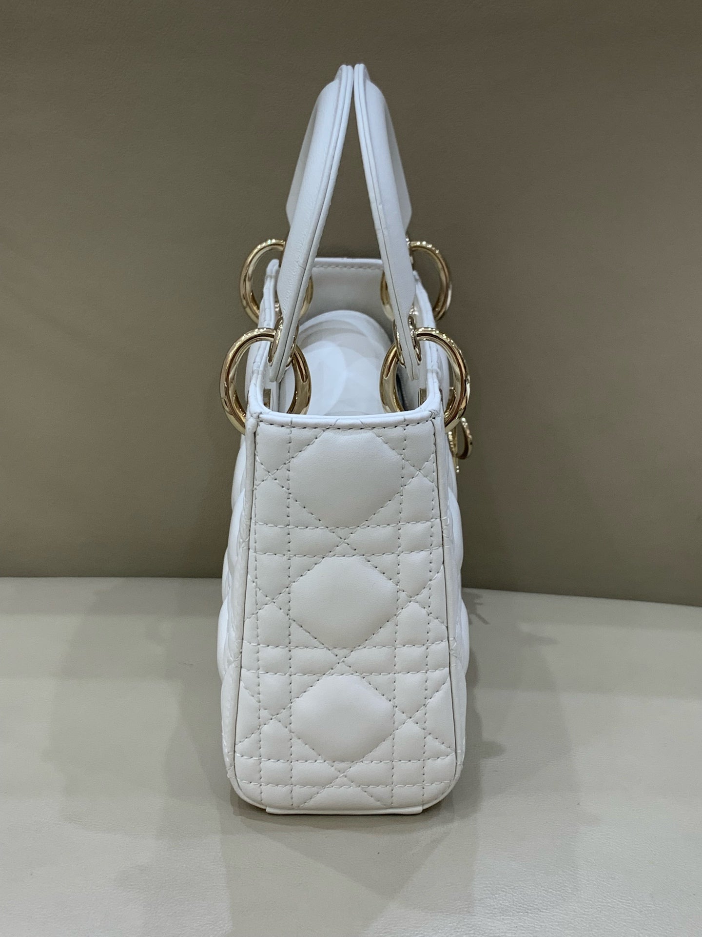 Dior Dimensions: 17 x 15 x 7 cm (length x height x width); strap length: 120 cm; length from the top of the strap to the top of the bag: 59 cm. M0505ONGE_M030