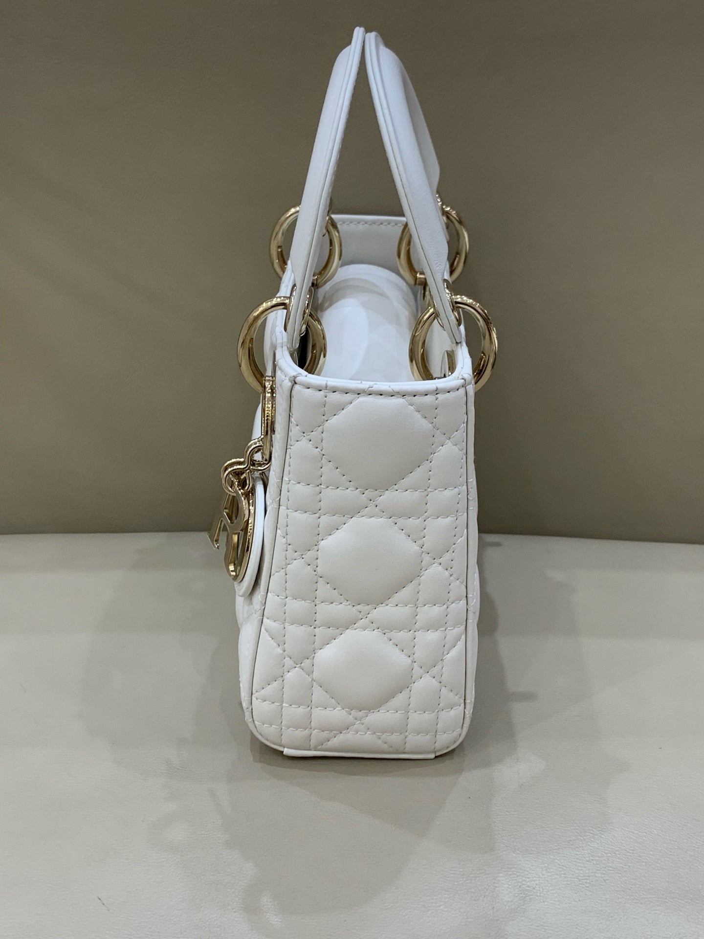 Dior Dimensions: 17 x 15 x 7 cm (length x height x width); strap length: 120 cm; length from the top of the strap to the top of the bag: 59 cm. M0505ONGE_M030