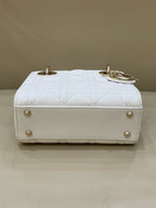 Dior Dimensions: 17 x 15 x 7 cm (length x height x width); strap length: 120 cm; length from the top of the strap to the top of the bag: 59 cm. M0505ONGE_M030