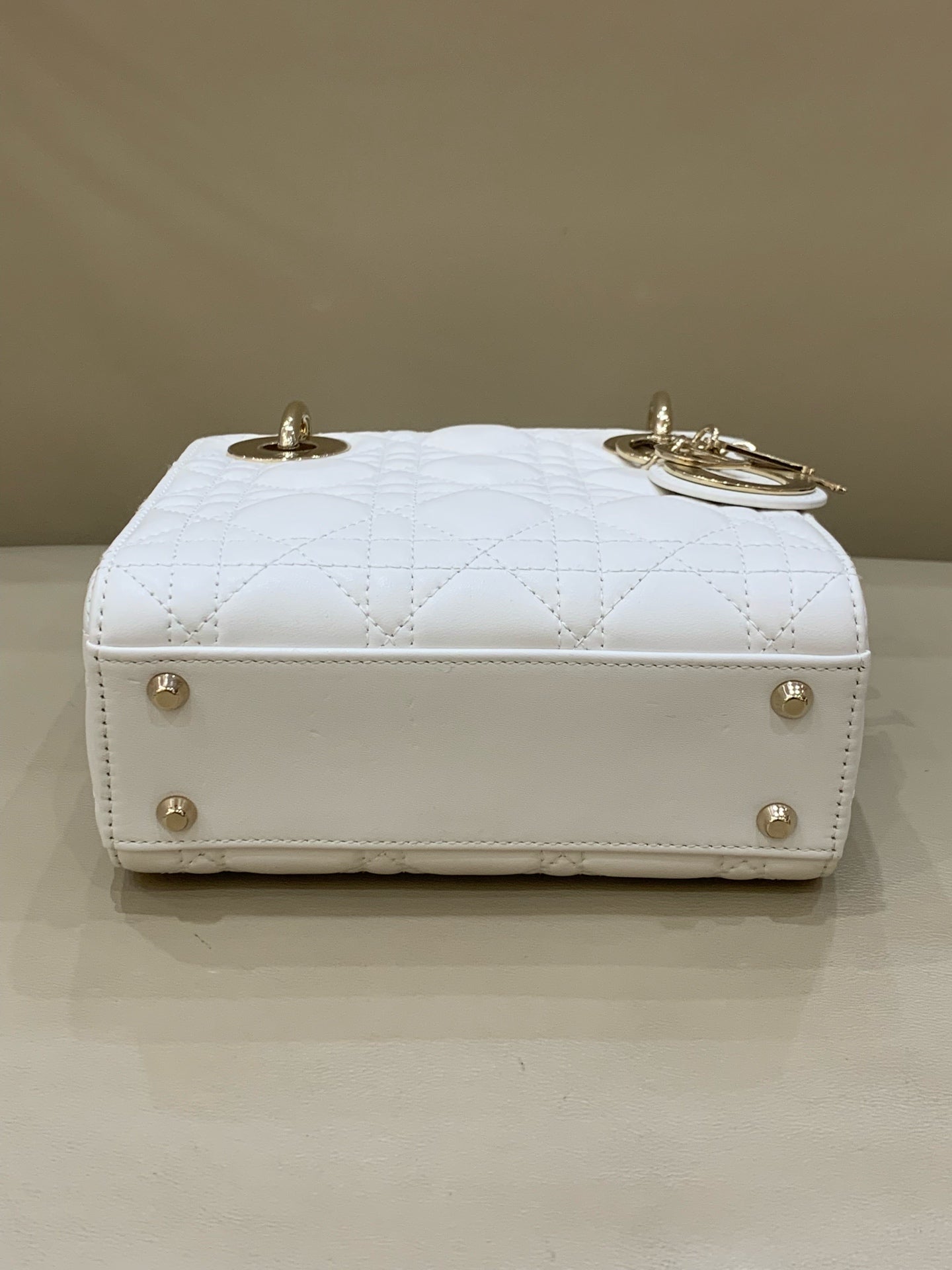 Dior Dimensions: 17 x 15 x 7 cm (length x height x width); strap length: 120 cm; length from the top of the strap to the top of the bag: 59 cm. M0505ONGE_M030