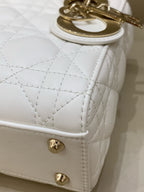 Dior Dimensions: 17 x 15 x 7 cm (length x height x width); strap length: 120 cm; length from the top of the strap to the top of the bag: 59 cm. M0505ONGE_M030