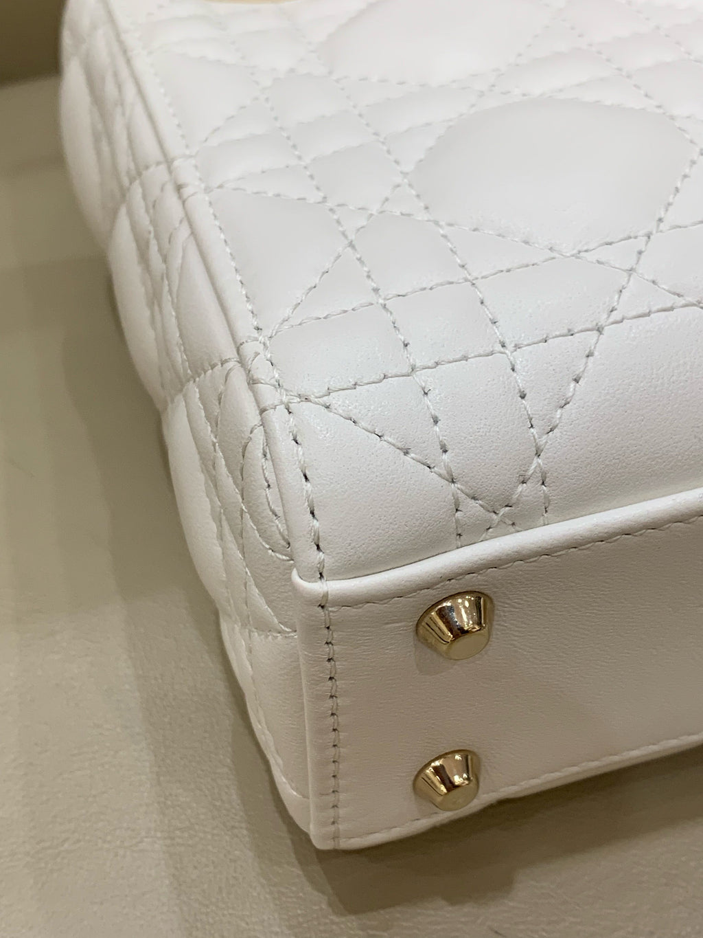 Dior Dimensions: 17 x 15 x 7 cm (length x height x width); strap length: 120 cm; length from the top of the strap to the top of the bag: 59 cm. M0505ONGE_M030