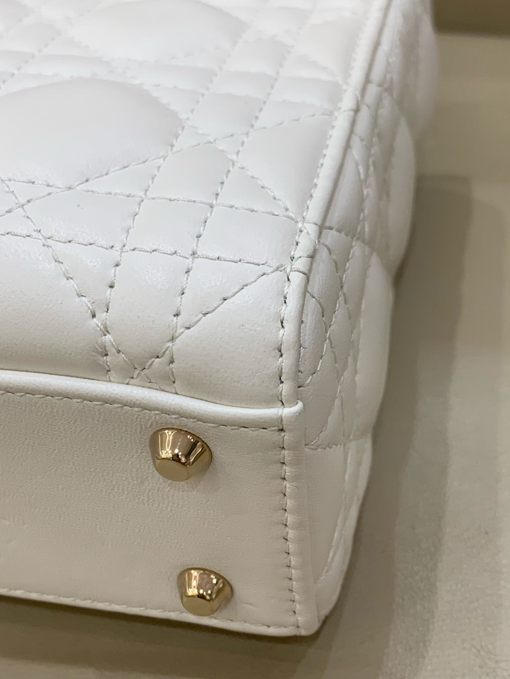 Dior Dimensions: 17 x 15 x 7 cm (length x height x width); strap length: 120 cm; length from the top of the strap to the top of the bag: 59 cm. M0505ONGE_M030