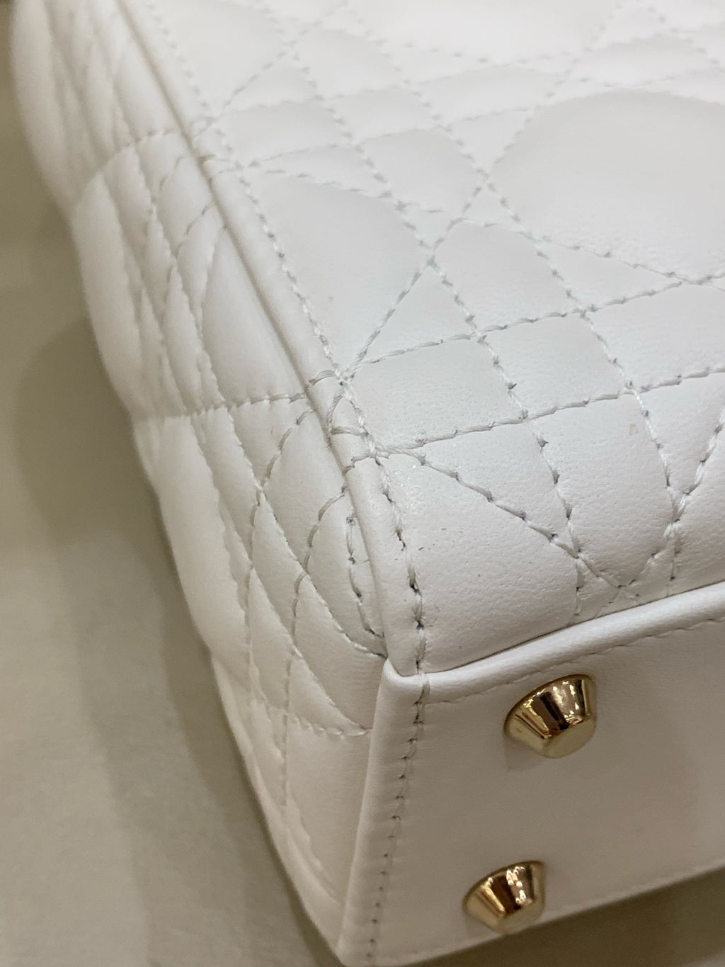 Dior Dimensions: 17 x 15 x 7 cm (length x height x width); strap length: 120 cm; length from the top of the strap to the top of the bag: 59 cm. M0505ONGE_M030