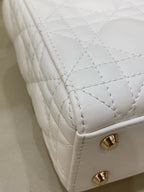 Dior Dimensions: 17 x 15 x 7 cm (length x height x width); strap length: 120 cm; length from the top of the strap to the top of the bag: 59 cm. M0505ONGE_M030