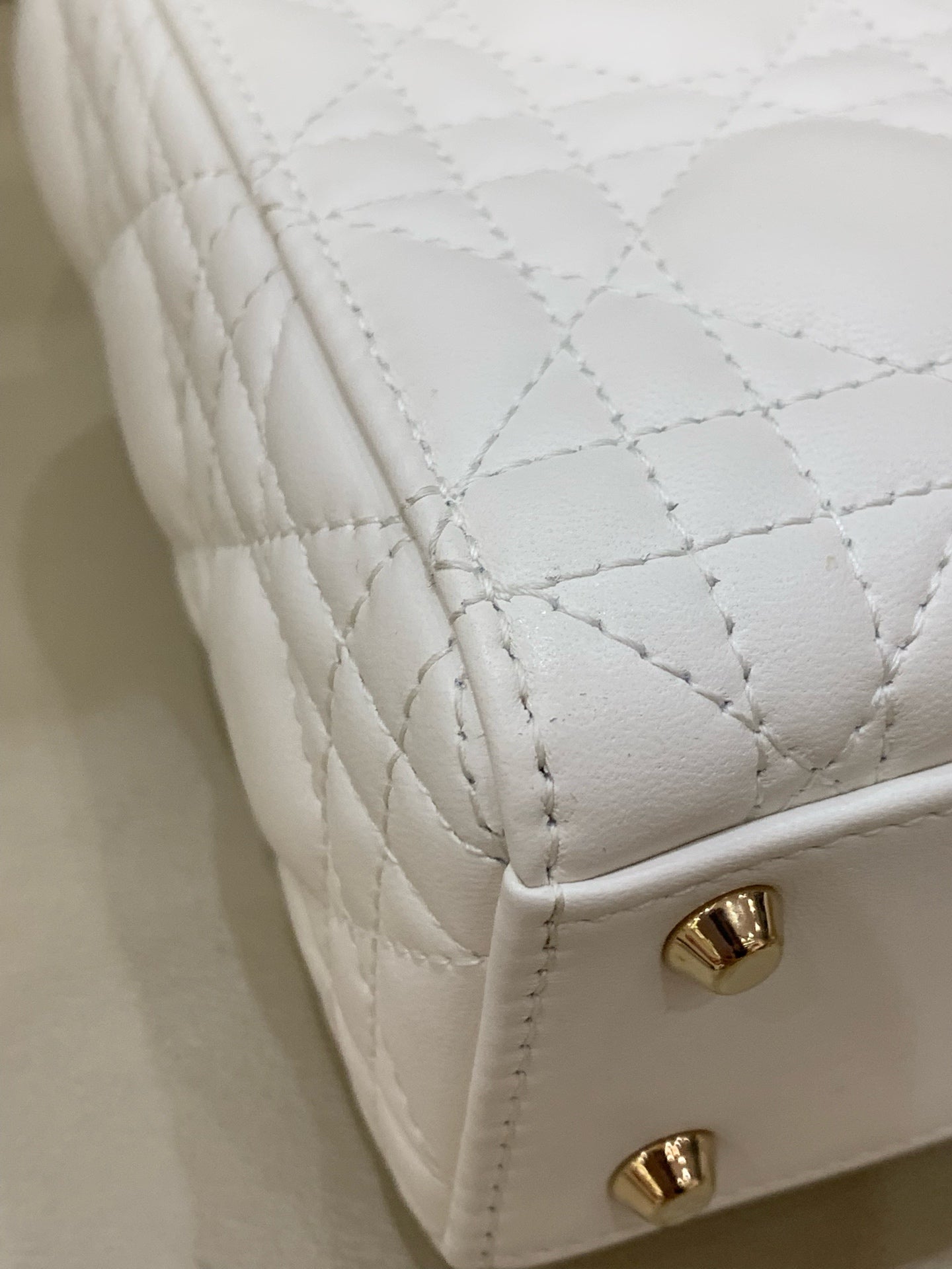 Dior Dimensions: 17 x 15 x 7 cm (length x height x width); strap length: 120 cm; length from the top of the strap to the top of the bag: 59 cm. M0505ONGE_M030