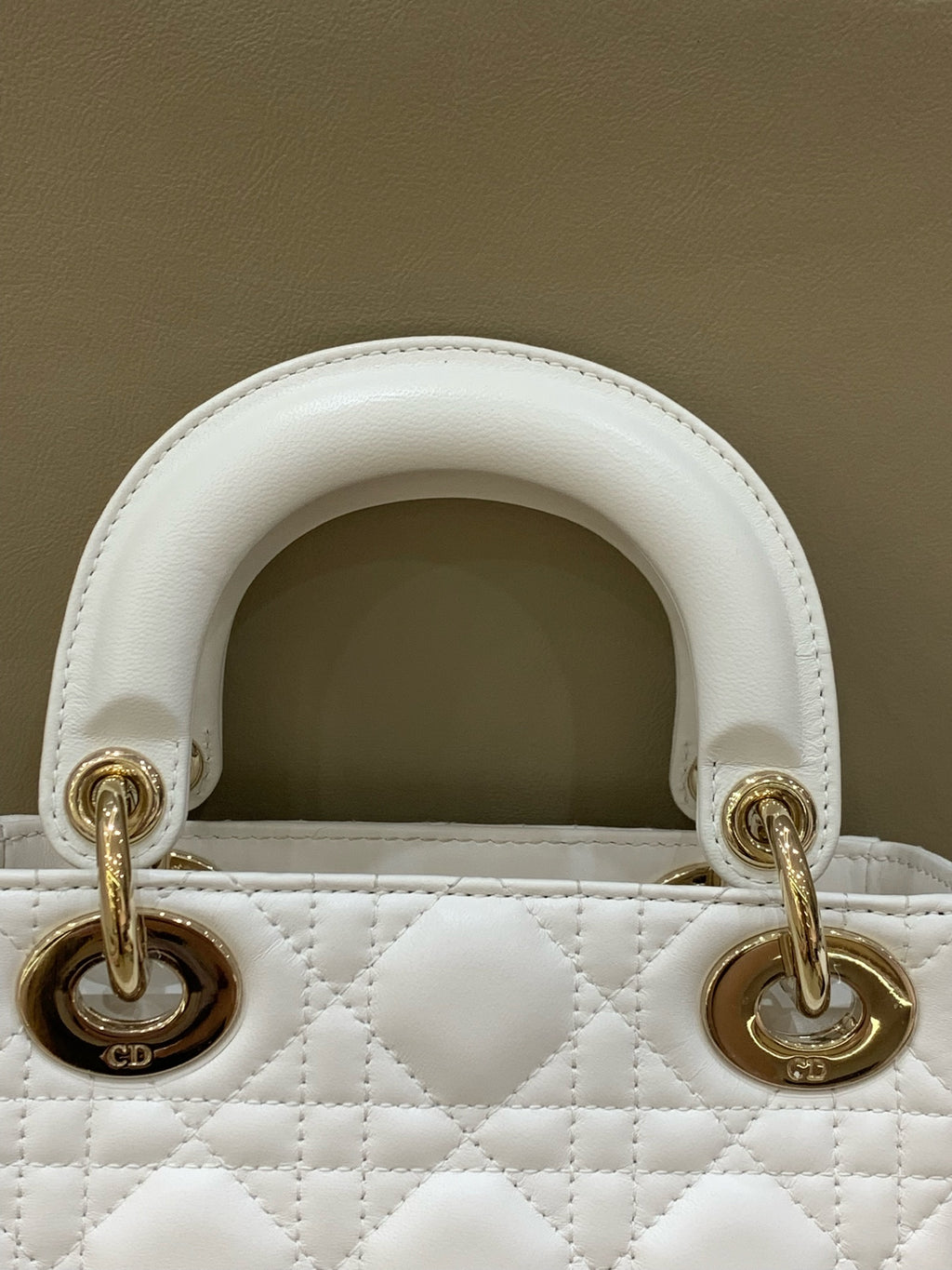 Dior Dimensions: 17 x 15 x 7 cm (length x height x width); strap length: 120 cm; length from the top of the strap to the top of the bag: 59 cm. M0505ONGE_M030