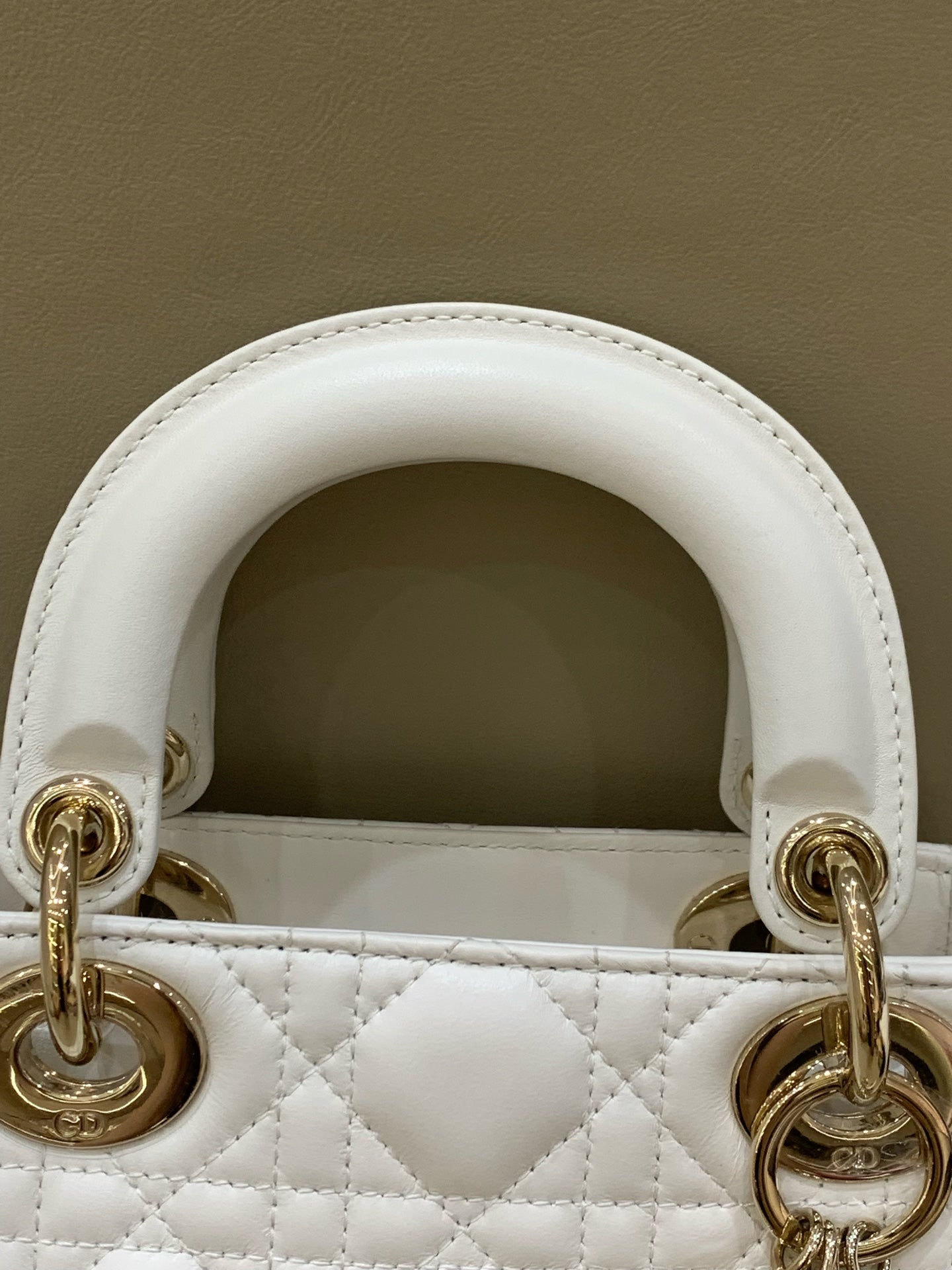 Dior Dimensions: 17 x 15 x 7 cm (length x height x width); strap length: 120 cm; length from the top of the strap to the top of the bag: 59 cm. M0505ONGE_M030