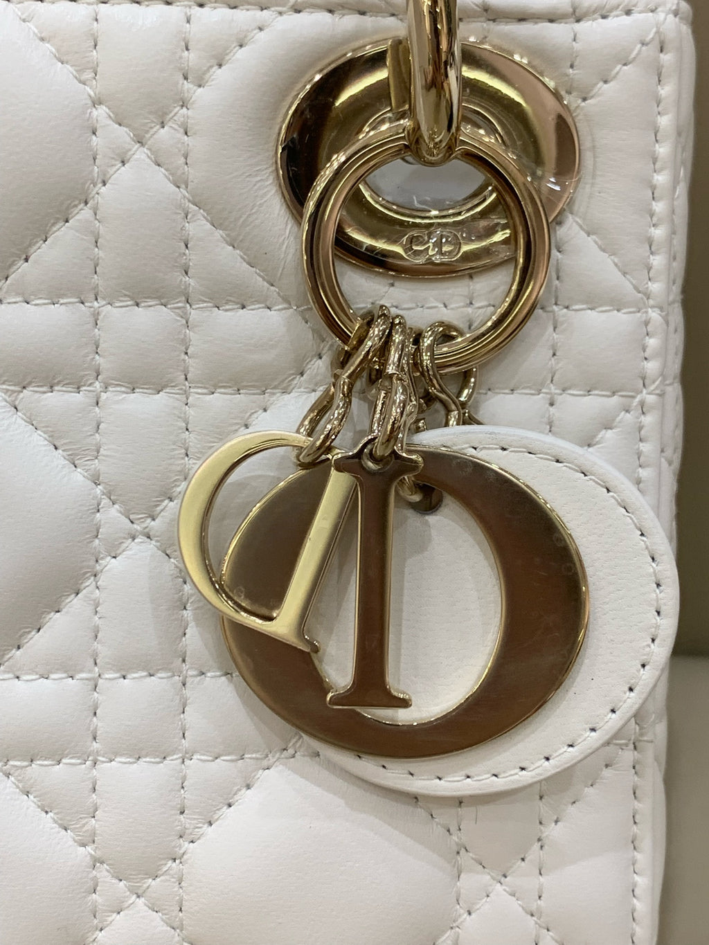 Dior Dimensions: 17 x 15 x 7 cm (length x height x width); strap length: 120 cm; length from the top of the strap to the top of the bag: 59 cm. M0505ONGE_M030
