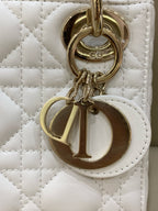 Dior Dimensions: 17 x 15 x 7 cm (length x height x width); strap length: 120 cm; length from the top of the strap to the top of the bag: 59 cm. M0505ONGE_M030