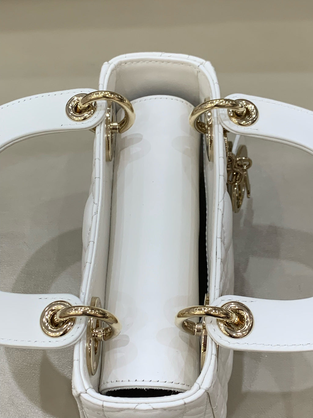 Dior Dimensions: 17 x 15 x 7 cm (length x height x width); strap length: 120 cm; length from the top of the strap to the top of the bag: 59 cm. M0505ONGE_M030