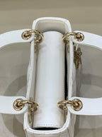 Dior Dimensions: 17 x 15 x 7 cm (length x height x width); strap length: 120 cm; length from the top of the strap to the top of the bag: 59 cm. M0505ONGE_M030