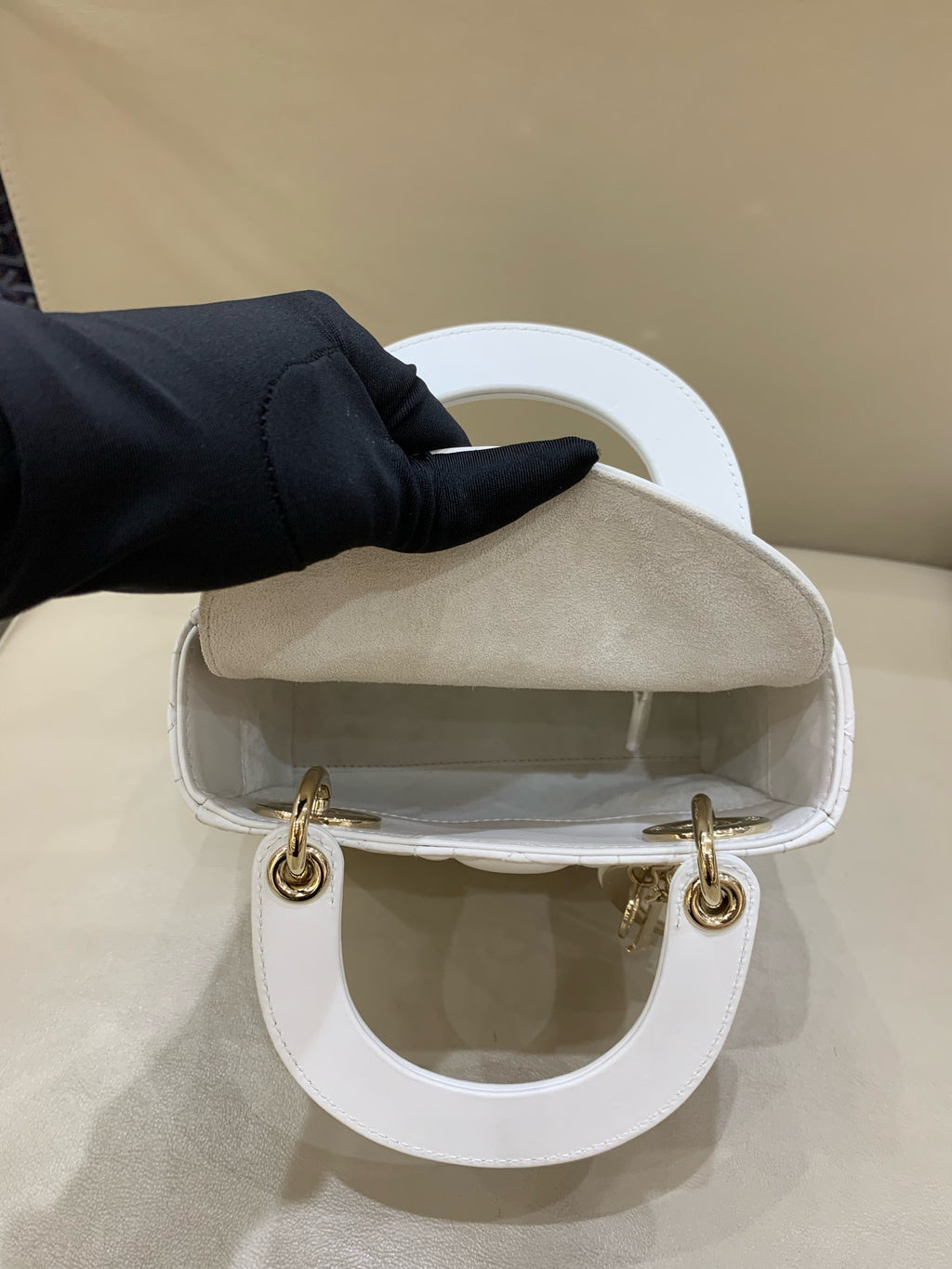 Dior Dimensions: 17 x 15 x 7 cm (length x height x width); strap length: 120 cm; length from the top of the strap to the top of the bag: 59 cm. M0505ONGE_M030