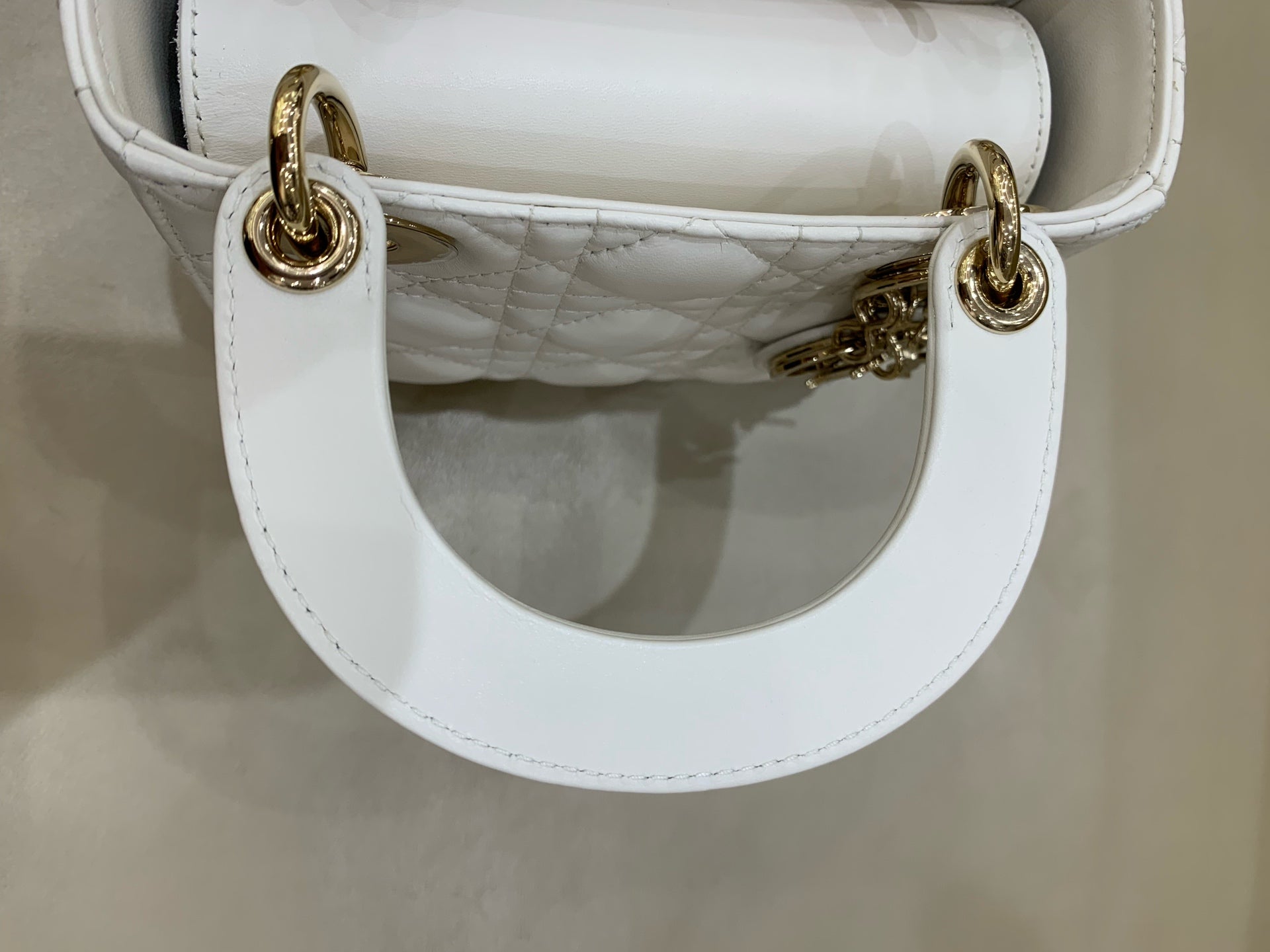 Dior Dimensions: 17 x 15 x 7 cm (length x height x width); strap length: 120 cm; length from the top of the strap to the top of the bag: 59 cm. M0505ONGE_M030