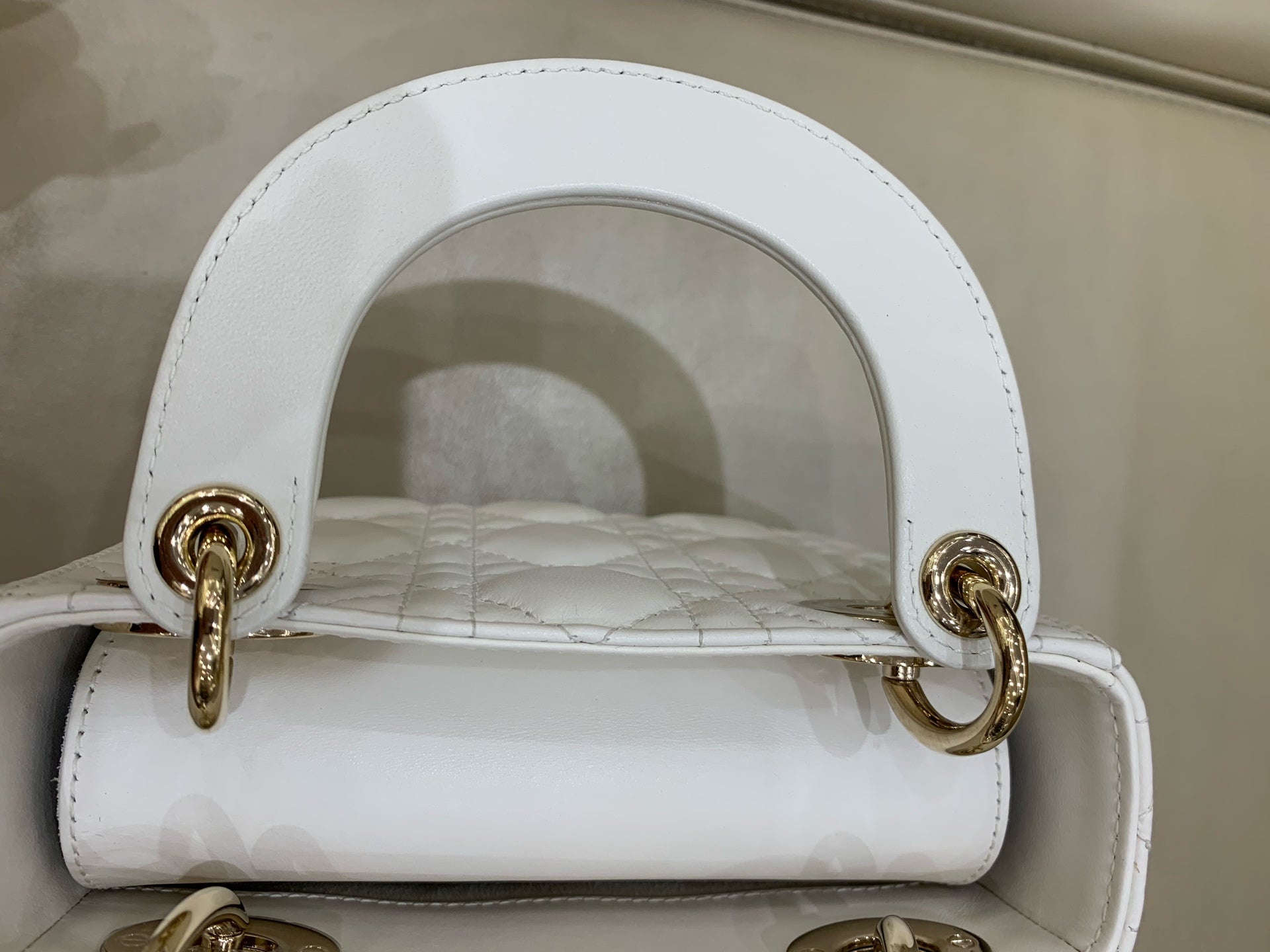 Dior Dimensions: 17 x 15 x 7 cm (length x height x width); strap length: 120 cm; length from the top of the strap to the top of the bag: 59 cm. M0505ONGE_M030