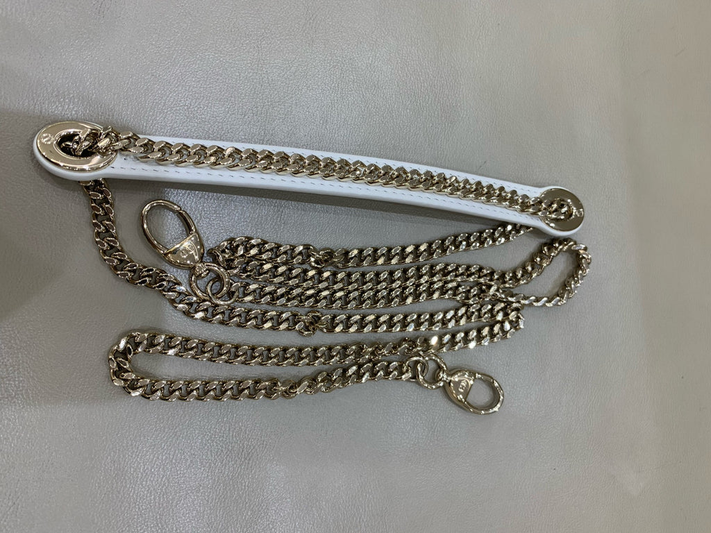 Dior Dimensions: 17 x 15 x 7 cm (length x height x width); strap length: 120 cm; length from the top of the strap to the top of the bag: 59 cm. M0505ONGE_M030