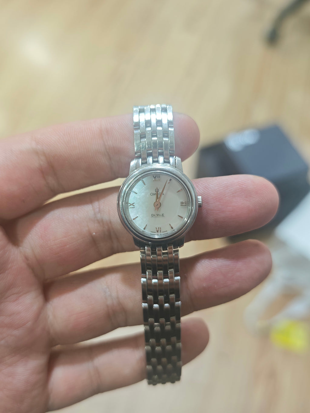 Omega Flying Disc Series Quartz watch 24.4 424.10.24.60.05.001