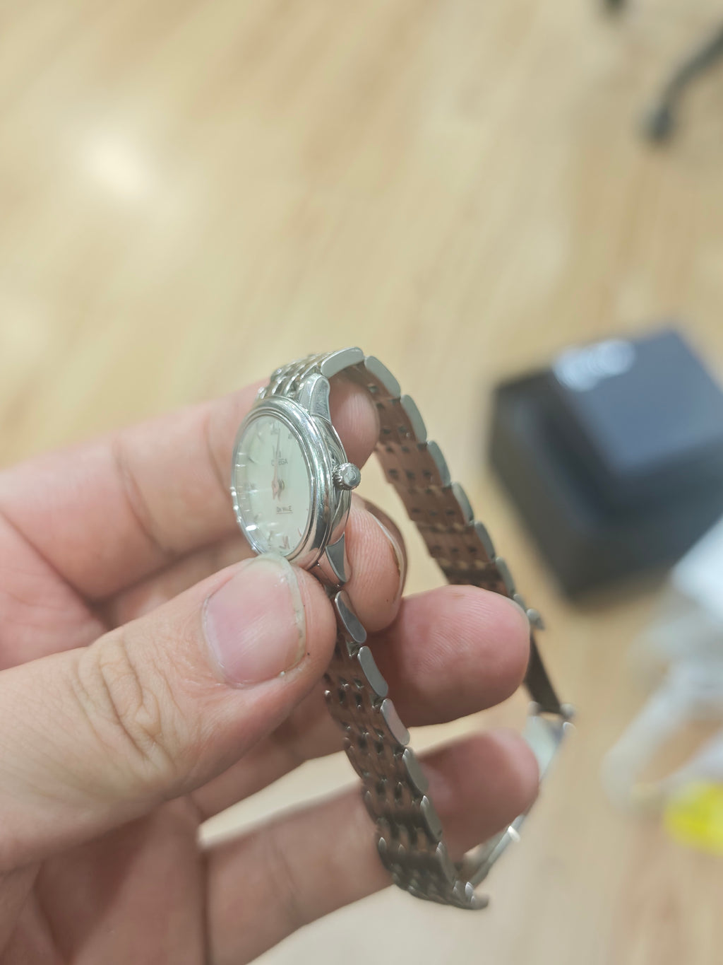Omega Flying Disc Series Quartz watch 24.4 424.10.24.60.05.001