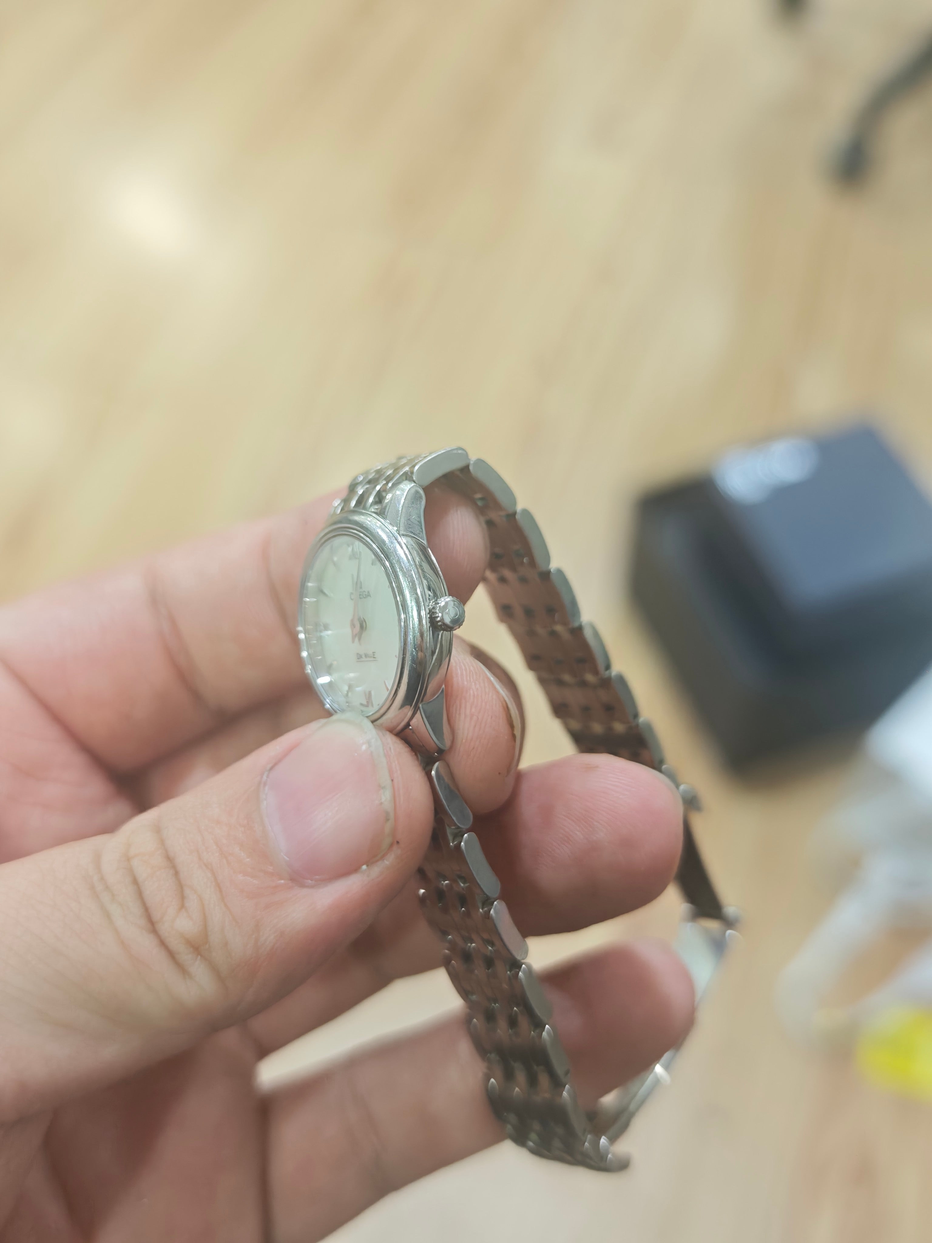 Omega Flying Disc Series Quartz watch 24.4 424.10.24.60.05.001