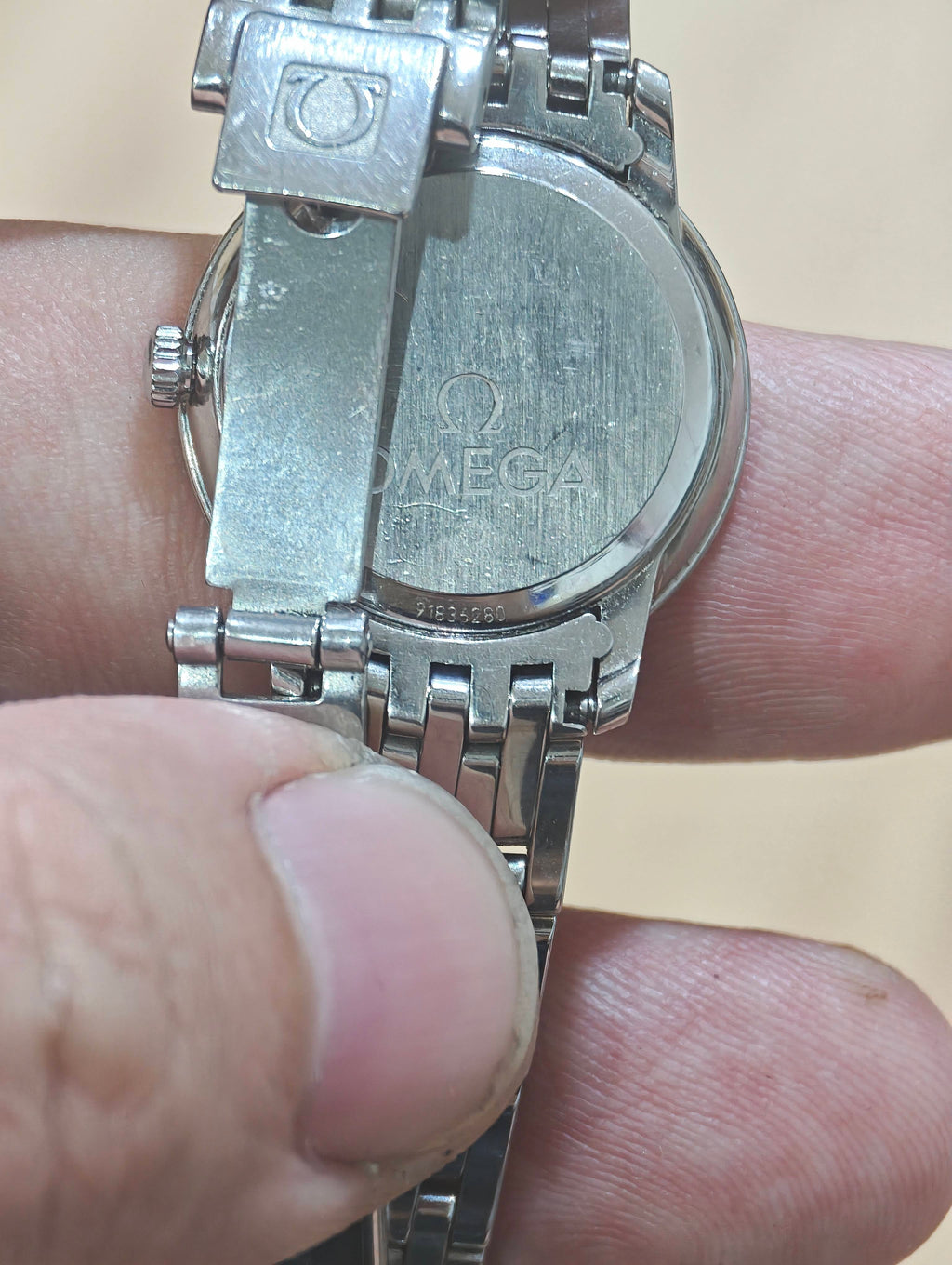 Omega Flying Disc Series Quartz watch 24.4 424.10.24.60.05.001