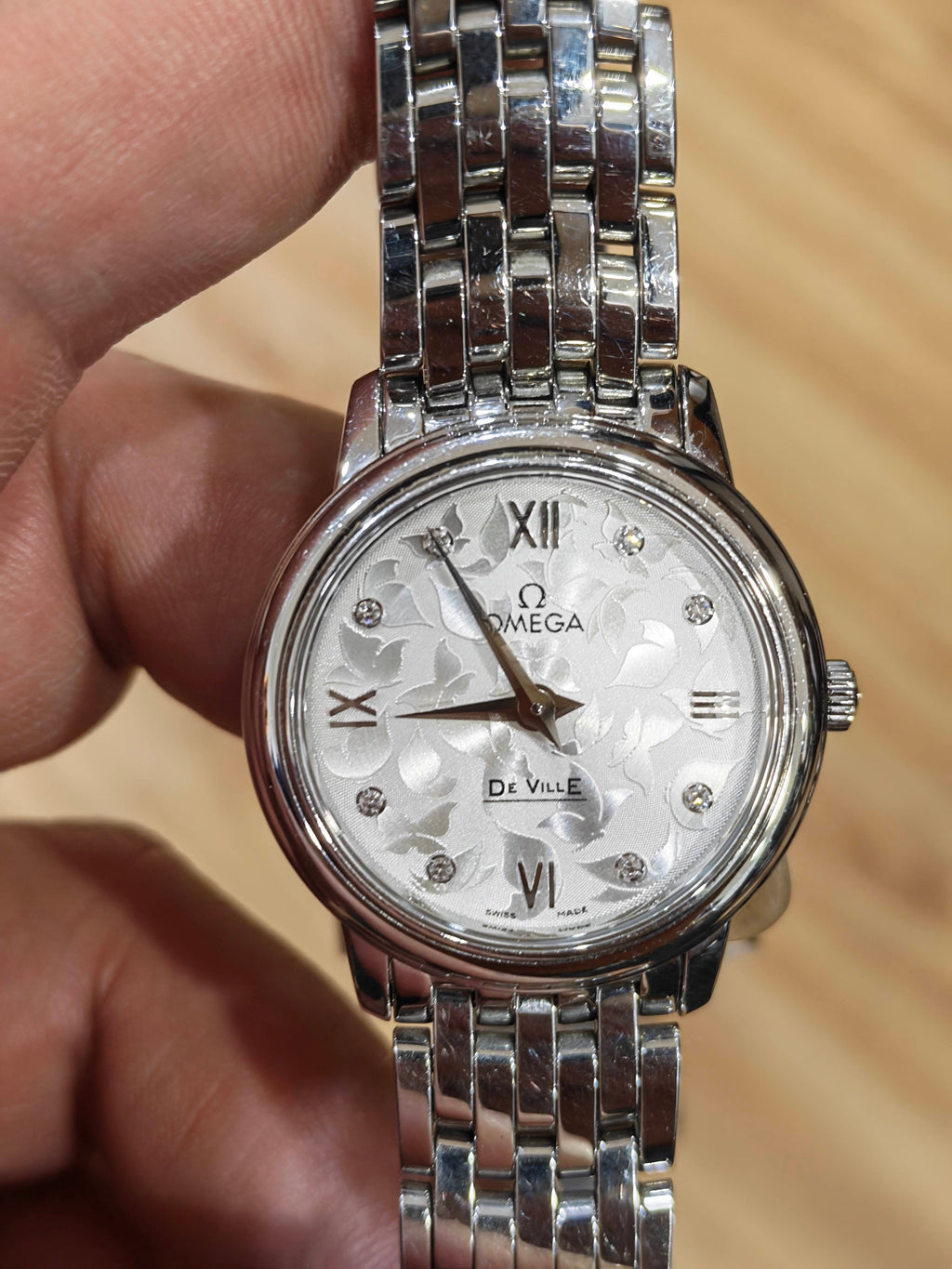 Omega Flying Disc Series Silver Quartz watch 27.4 424.10.27.60.52.001