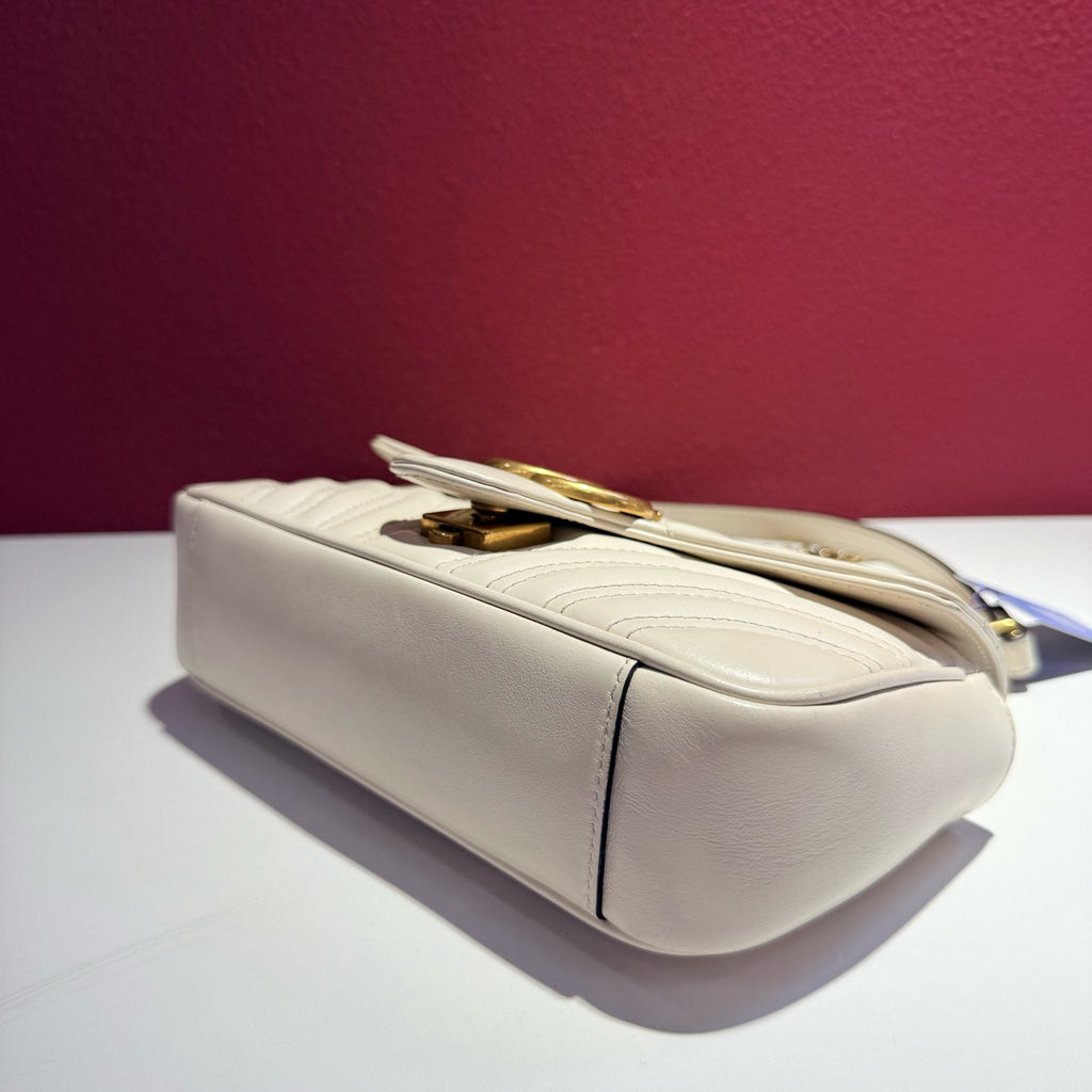 Gucci GG Marmont Collection White Crossbody 22 cm (width) x 13 cm (height) x 6 cm (depth) 446744 DTDIT 9022
