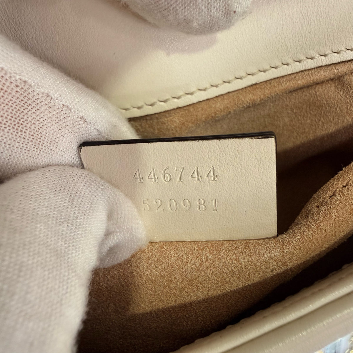 Gucci GG Marmont Collection White Crossbody 22 cm (width) x 13 cm (height) x 6 cm (depth) 446744 DTDIT 9022