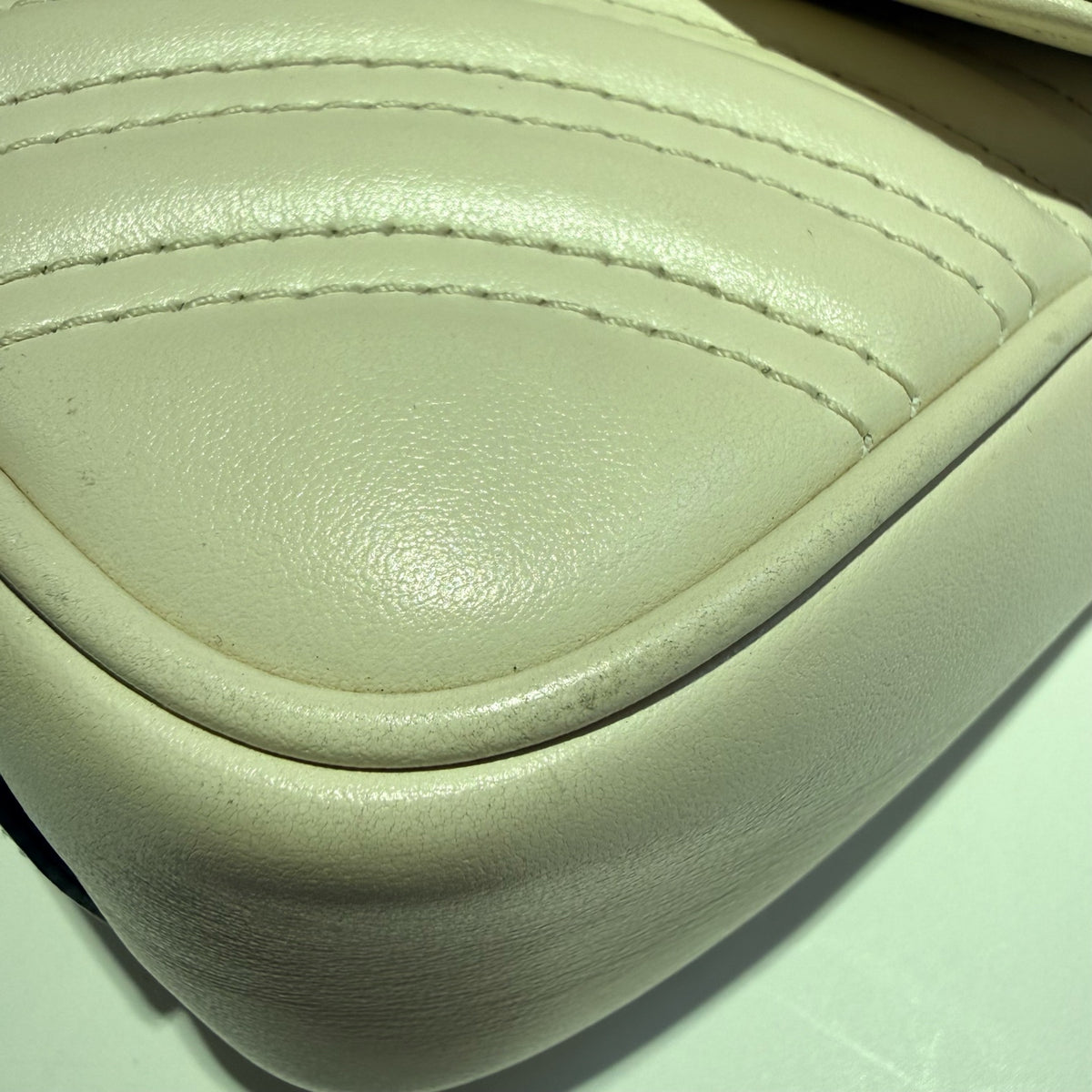 Gucci GG Marmont Collection White Crossbody 22 cm (width) x 13 cm (height) x 6 cm (depth) 446744 DTDIT 9022
