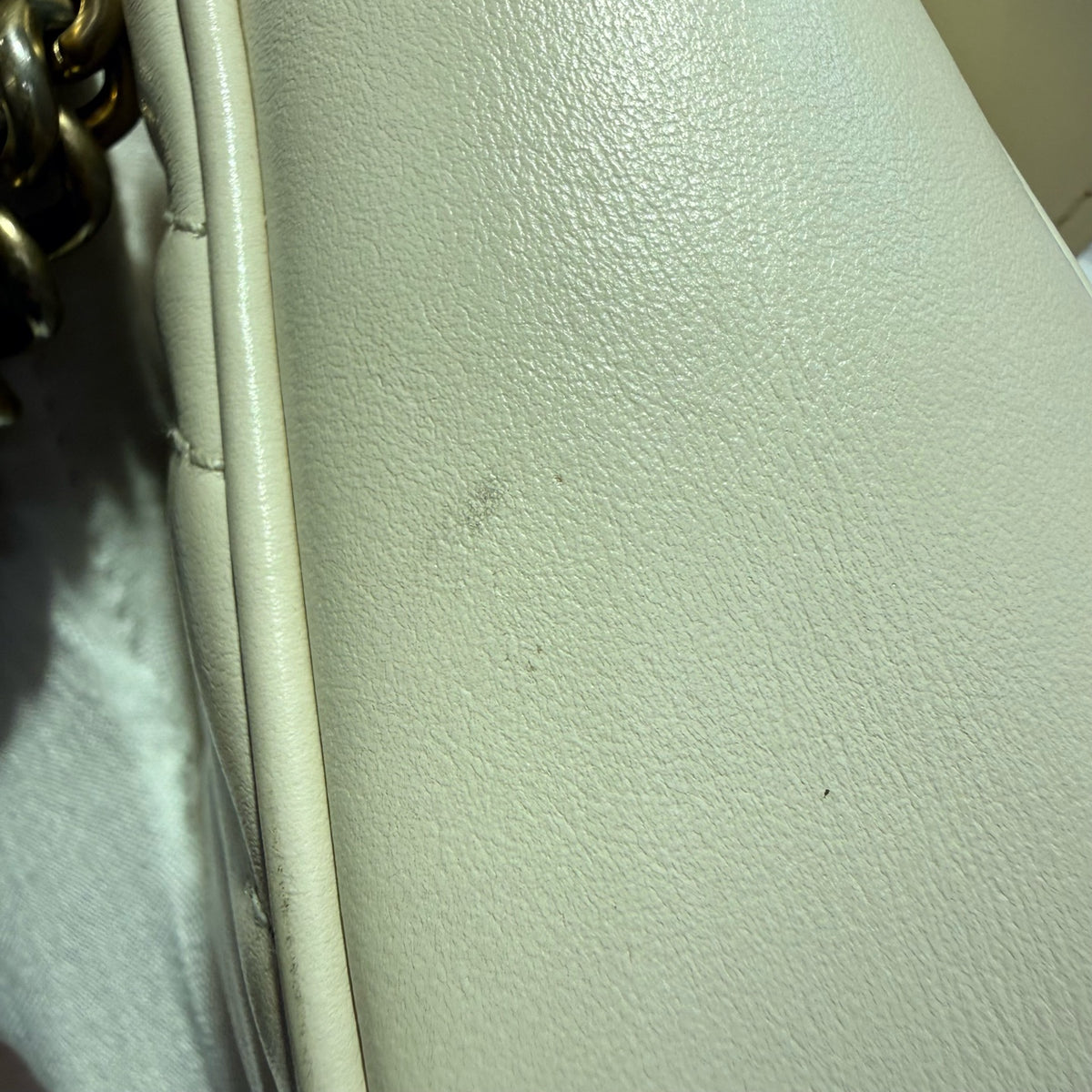 Gucci GG Marmont Collection White Crossbody 22 cm (width) x 13 cm (height) x 6 cm (depth) 446744 DTDIT 9022