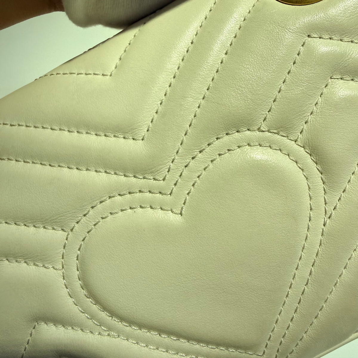 Gucci GG Marmont Collection White Crossbody 22 cm (width) x 13 cm (height) x 6 cm (depth) 446744 DTDIT 9022