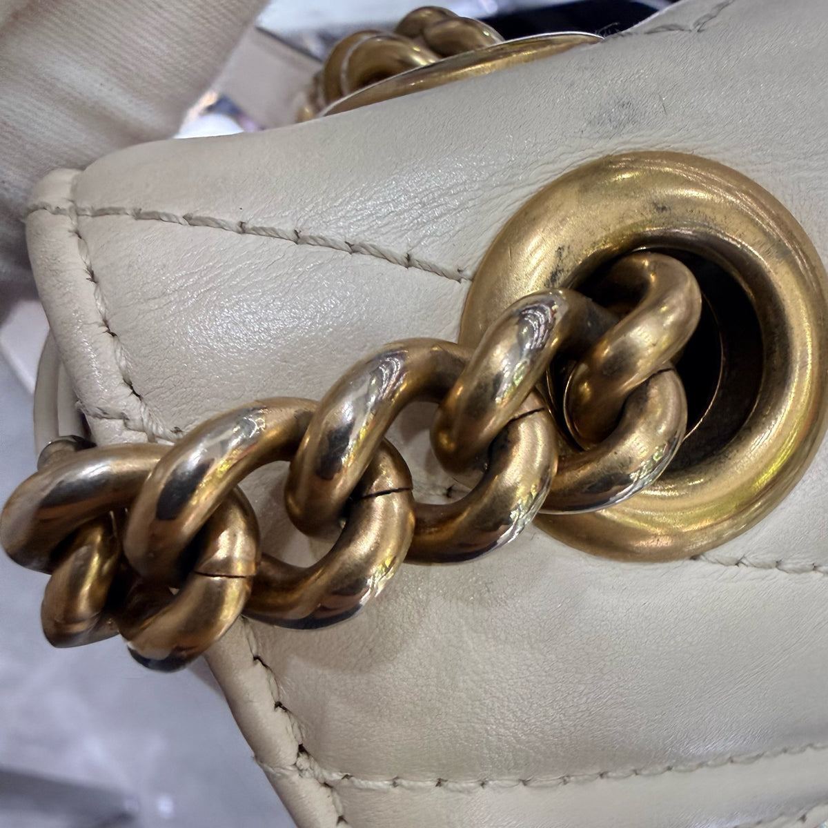 Gucci GG Marmont Collection White Crossbody 22 cm (width) x 13 cm (height) x 6 cm (depth) 446744 DTDIT 9022